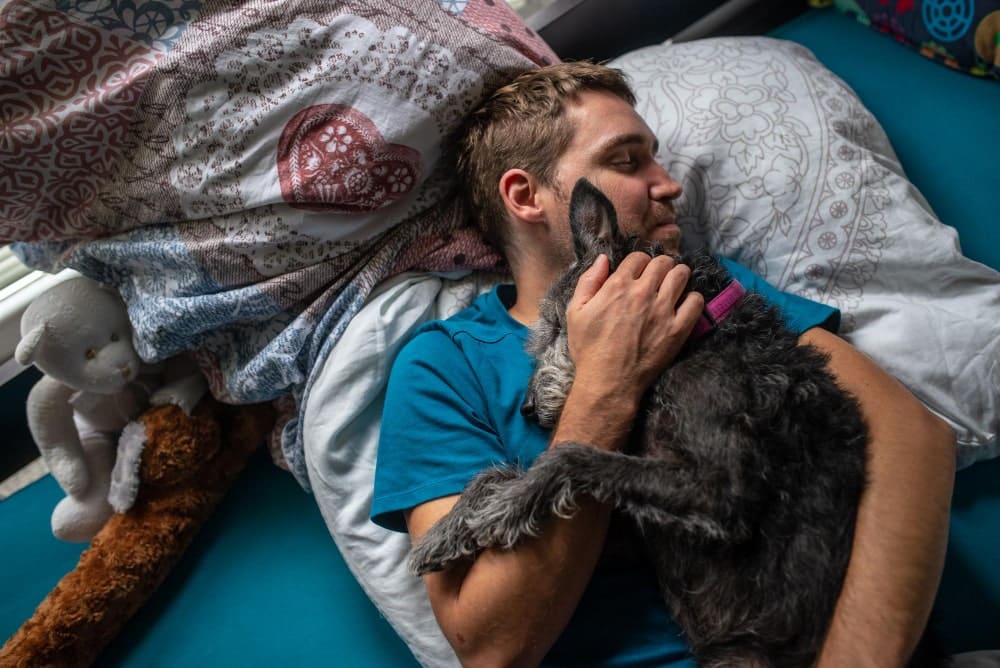 dormir con tu mascota bueno o malo