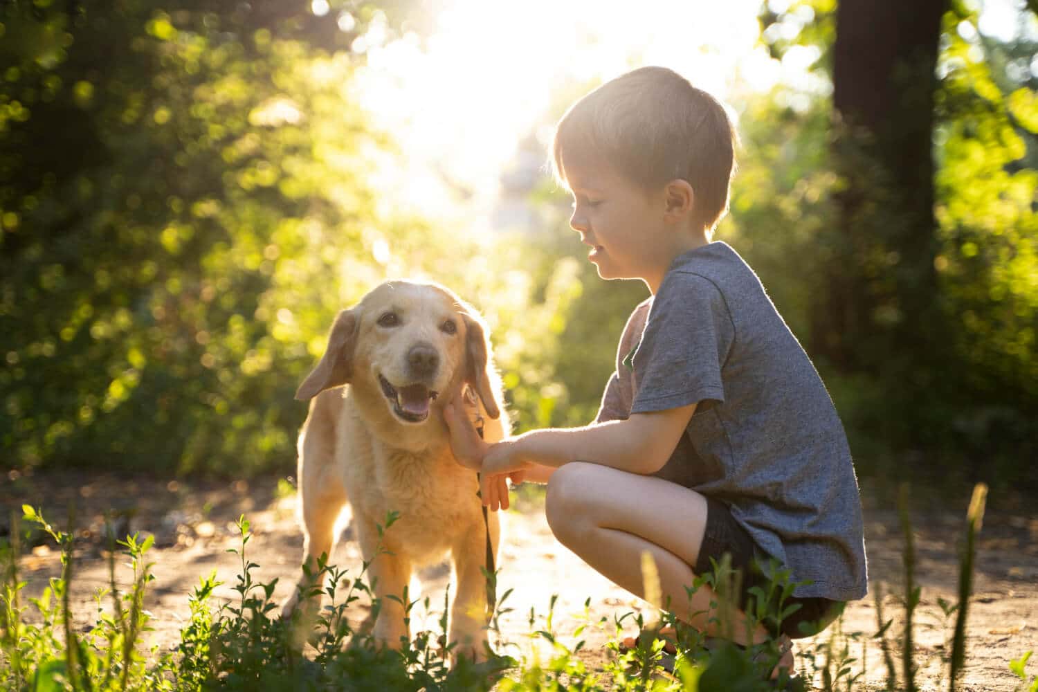 mascota y niño