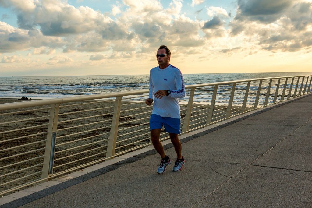 ¿Vacaciones en la playa? ¡Sigue entrenando! Ejercicios para hacer en la playa