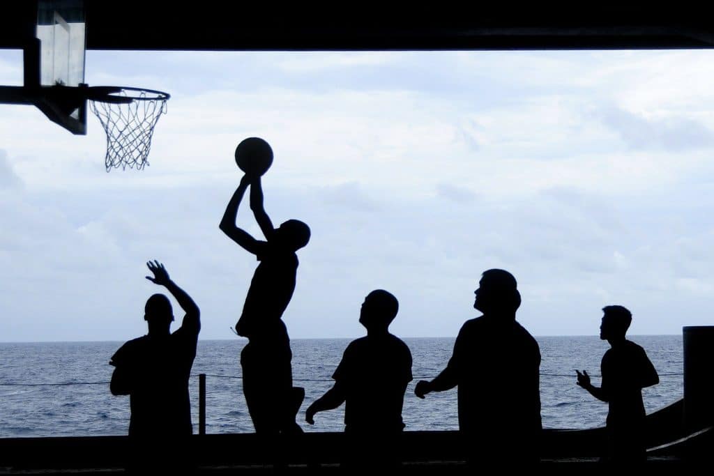 Los beneficios para la salud de jugar al baloncesto